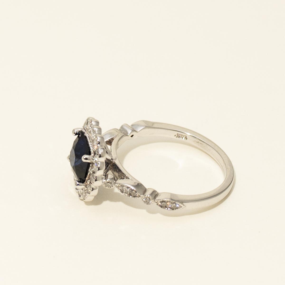 Cushion Sapphire Halo Ring in 14kt White Gold with Diamonds (