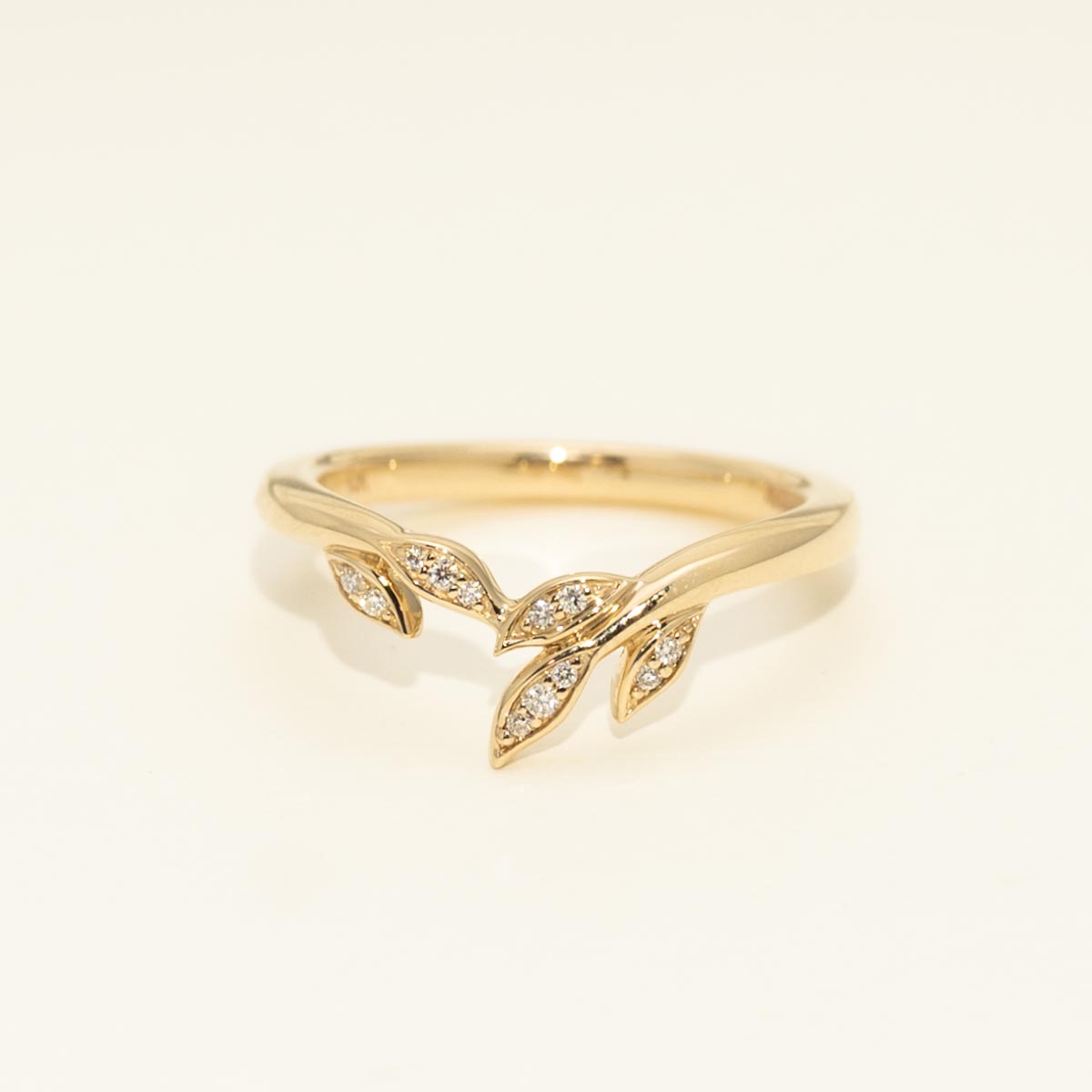 Diamond Contour Leaf Band in 14kt Yellow Gold (1/20ct tw)