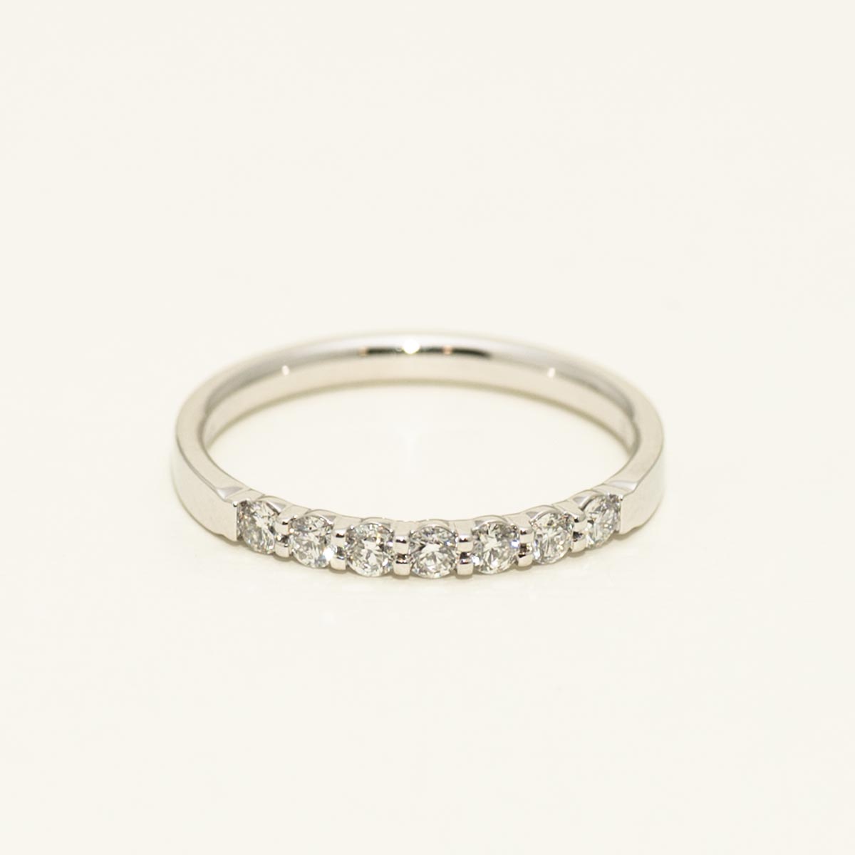 Memoire Petite Prong Diamond Wedding Band in Platinum (1/4ct tw)