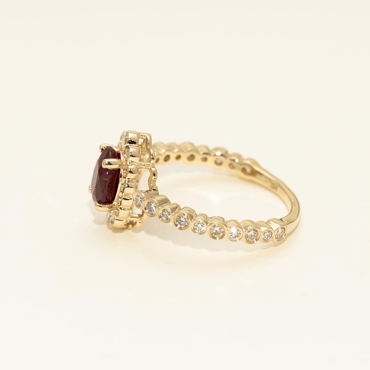 Oval Ruby Halo Ring in 14kt Yellow Gold with Diamonds (3/8ct tw)