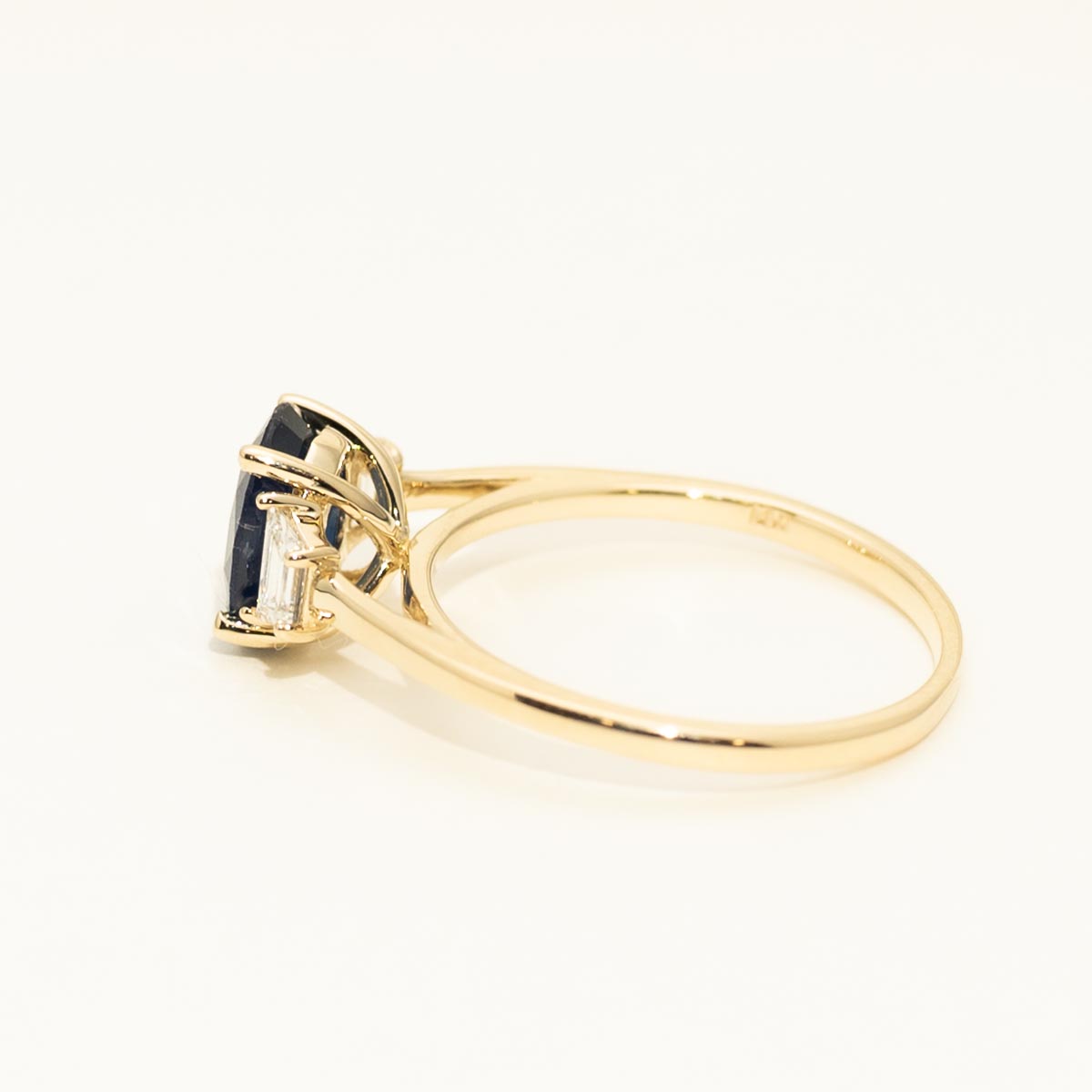 Oval Sapphire Ring in 14kt Yellow Gold with Diamonds (1/4ct tw)