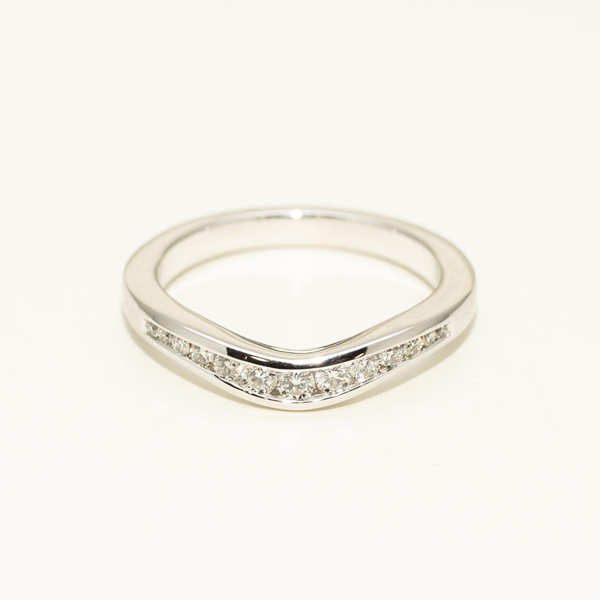 Diamond Curved Channel Band in 14kt White Gold (1/4ct tw)