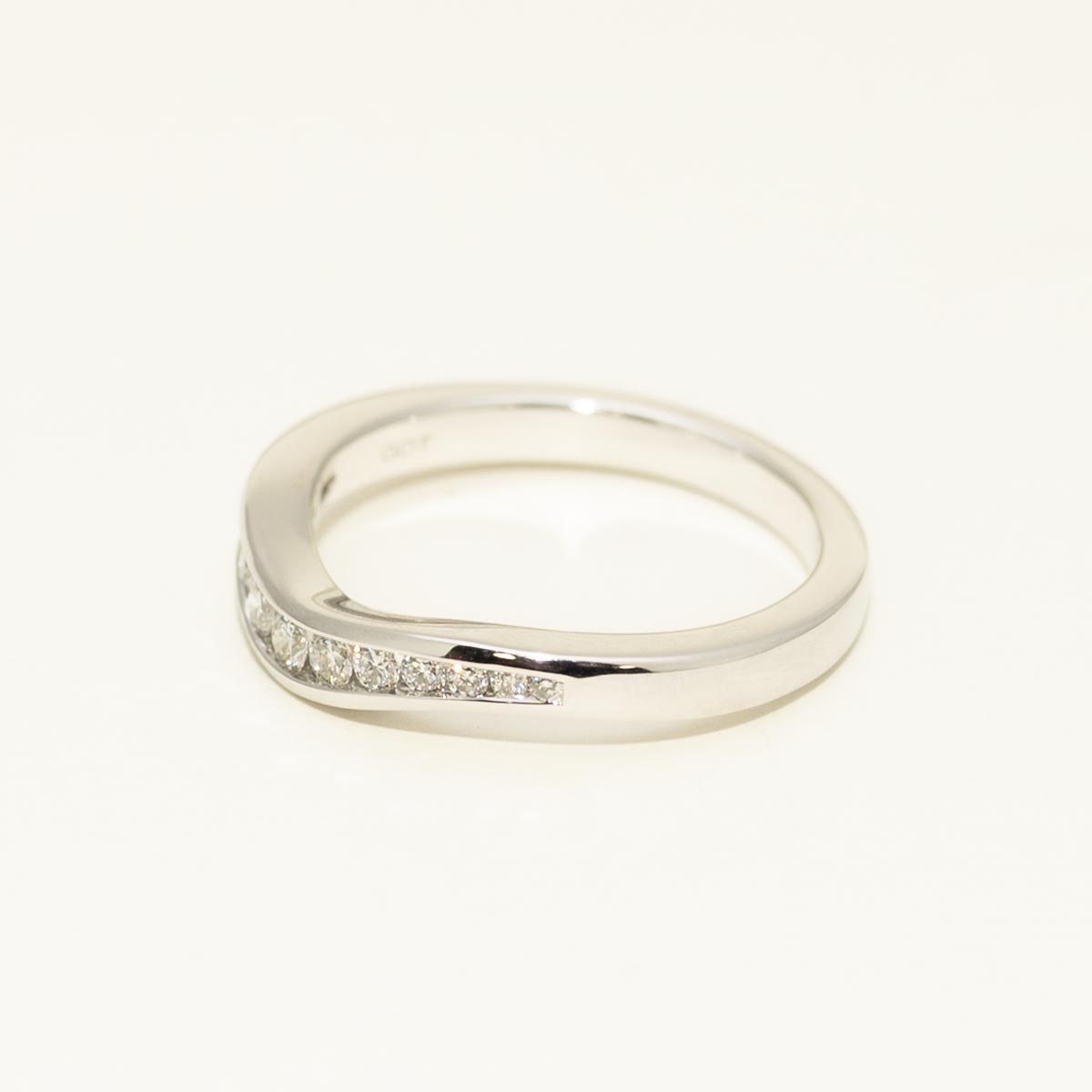 Diamond Curved Channel Band in 14kt White Gold (1/4ct tw)
