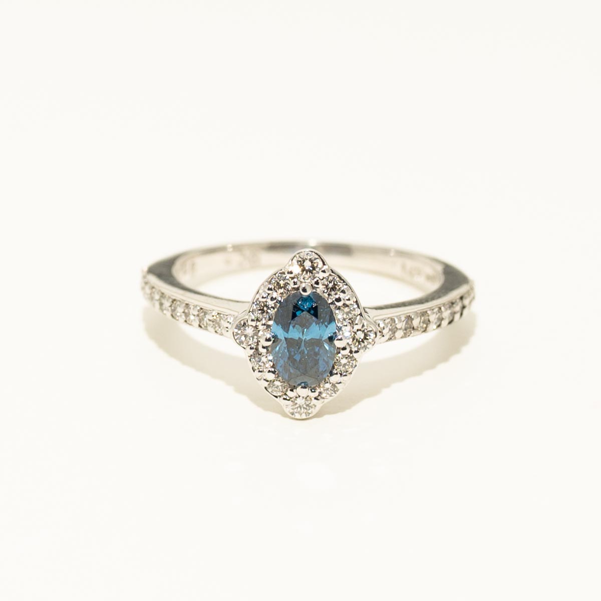 Blue Oval Diamond Halo Engagement Ring in 14kt White Gold (7/8ct tw)