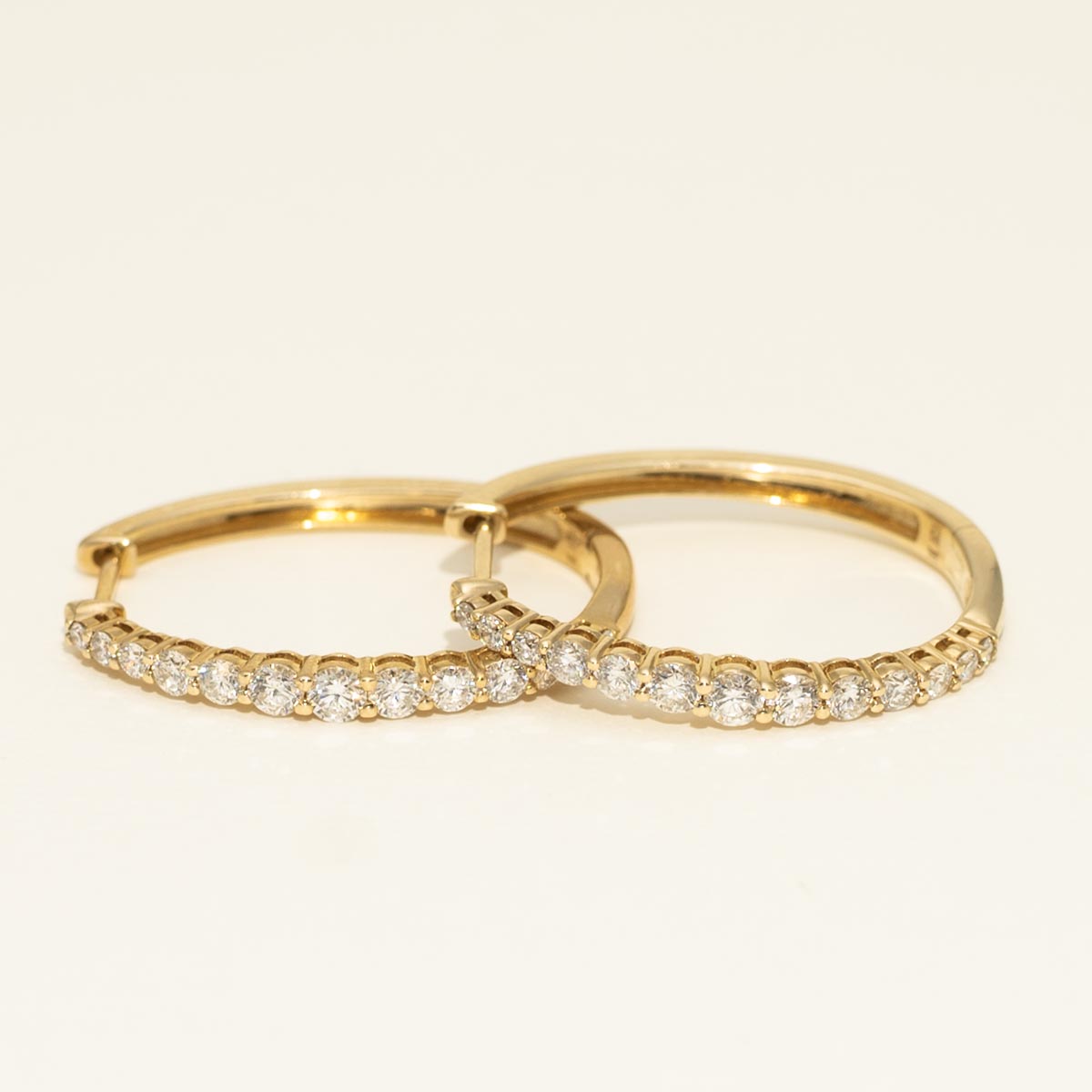 Diamond Oval Hoop Earrings in 14kt Yellow Gold (1ct tw)