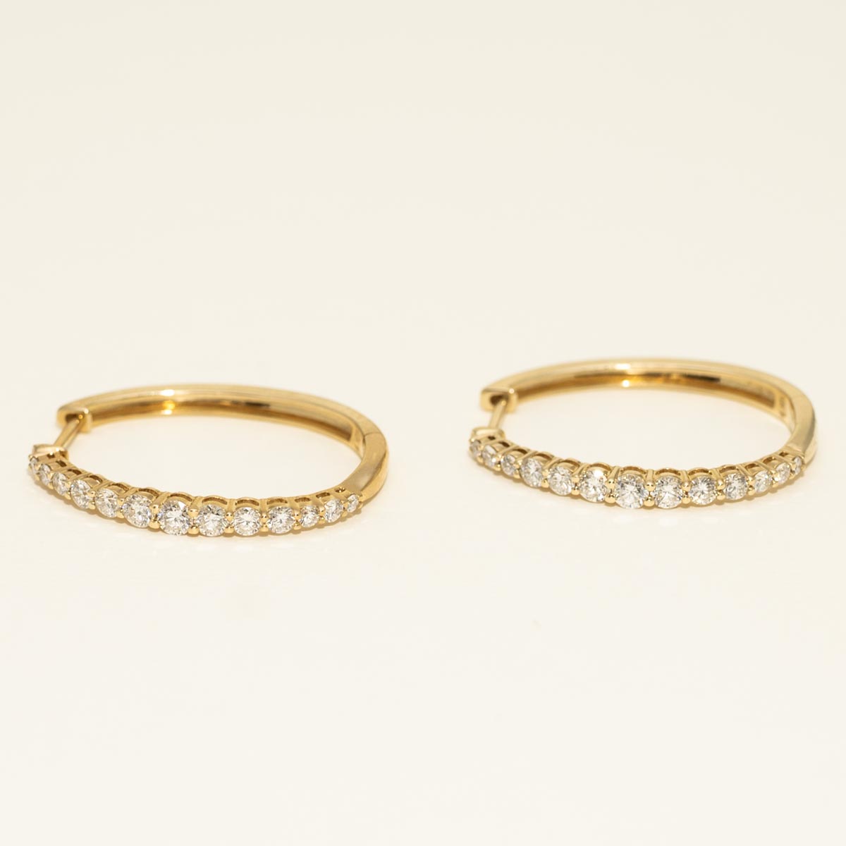 Diamond Oval Hoop Earrings in 14kt Yellow Gold (1ct tw)