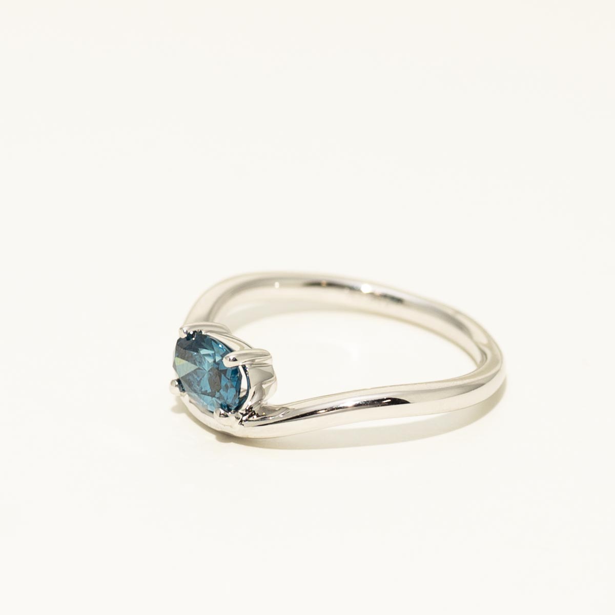 Oval Blue Diamond Ring in 14kt White Gold (5/8ct tw)