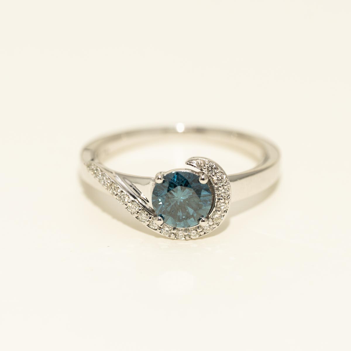 Blue and White Diamond Ring in 14kt White Gold (1ct tw)