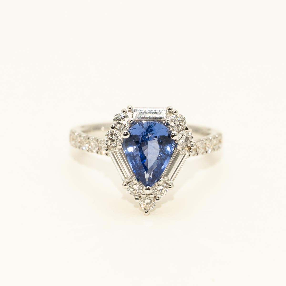 Pear Shape Sapphire Ring in 18kt White Gold with Diamonds