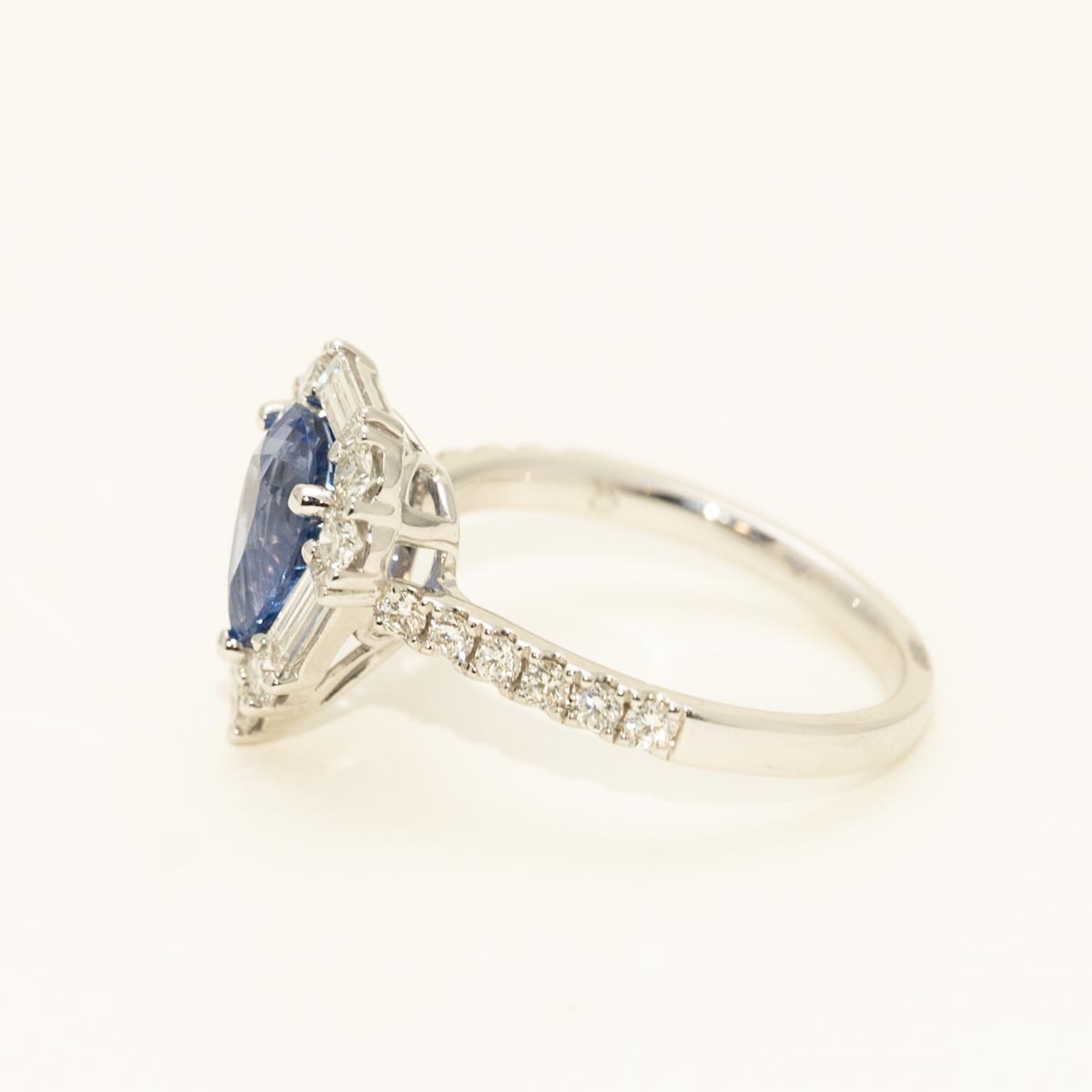Pear Shape Sapphire Ring in 18kt White Gold with Diamonds