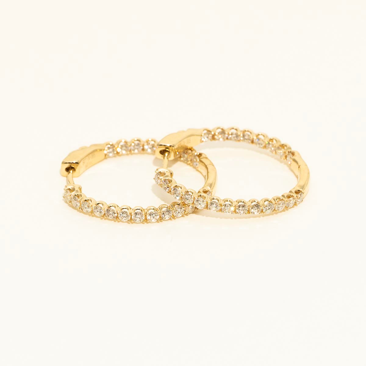 Diamond Inside Out Oval Hoop Earrings in 14kt Yellow Gold (1ct tw)