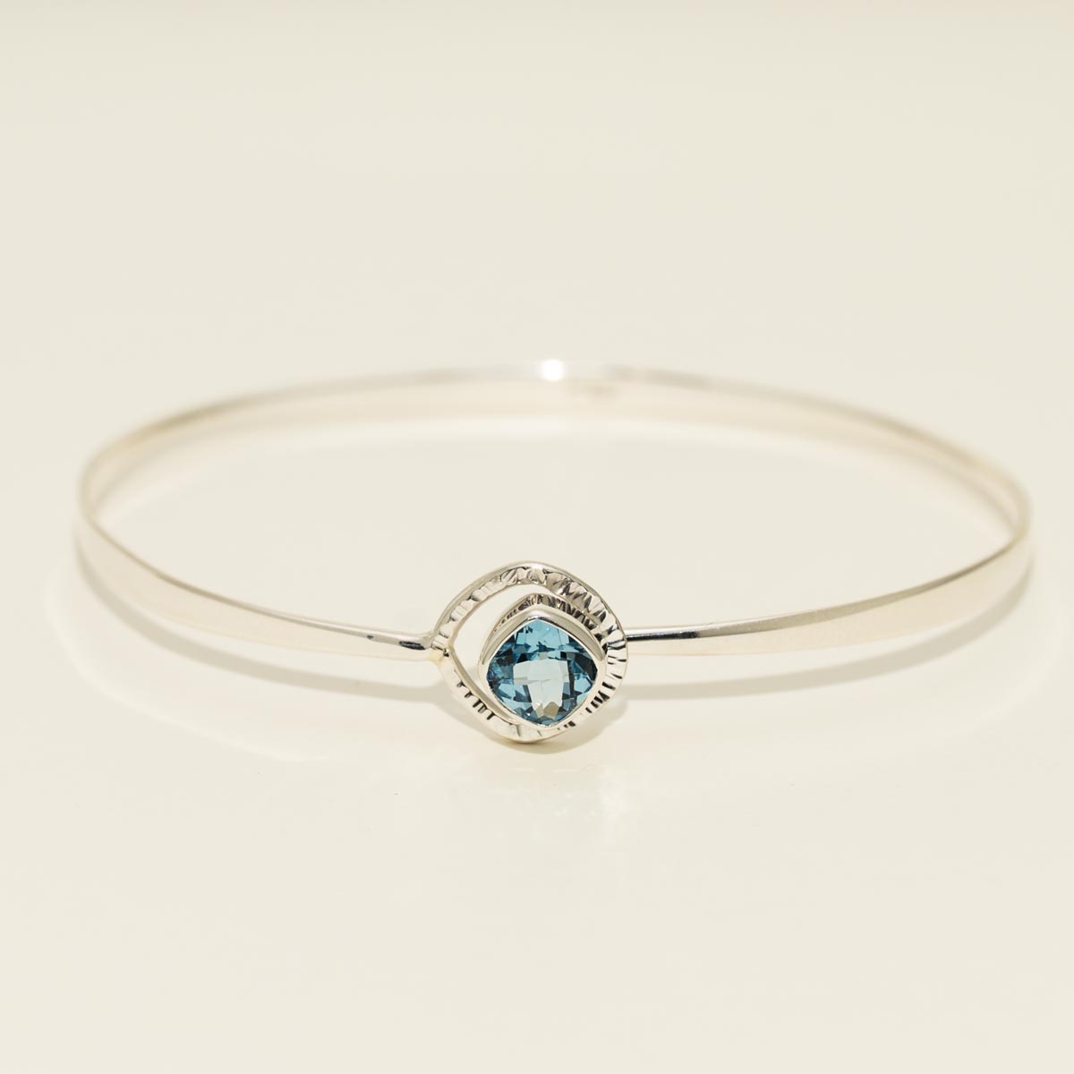 E.L. Designs Starbright Cushion Blue Topaz Bangle Bracelet in Sterling Silver (7 inches)