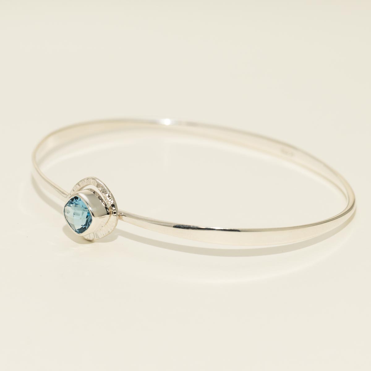 E.L. Designs Starbright Cushion Blue Topaz Bangle Bracelet in Sterling Silver (7 inches)