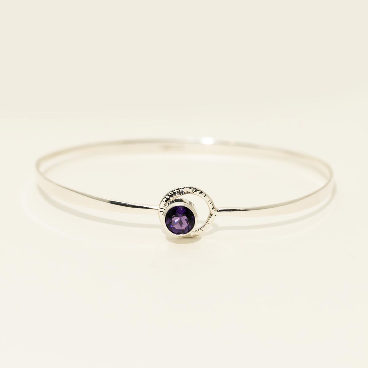 E.L. Designs Starlight Amethyst Bangle Bracelet in Sterling Silver (7 inches)
