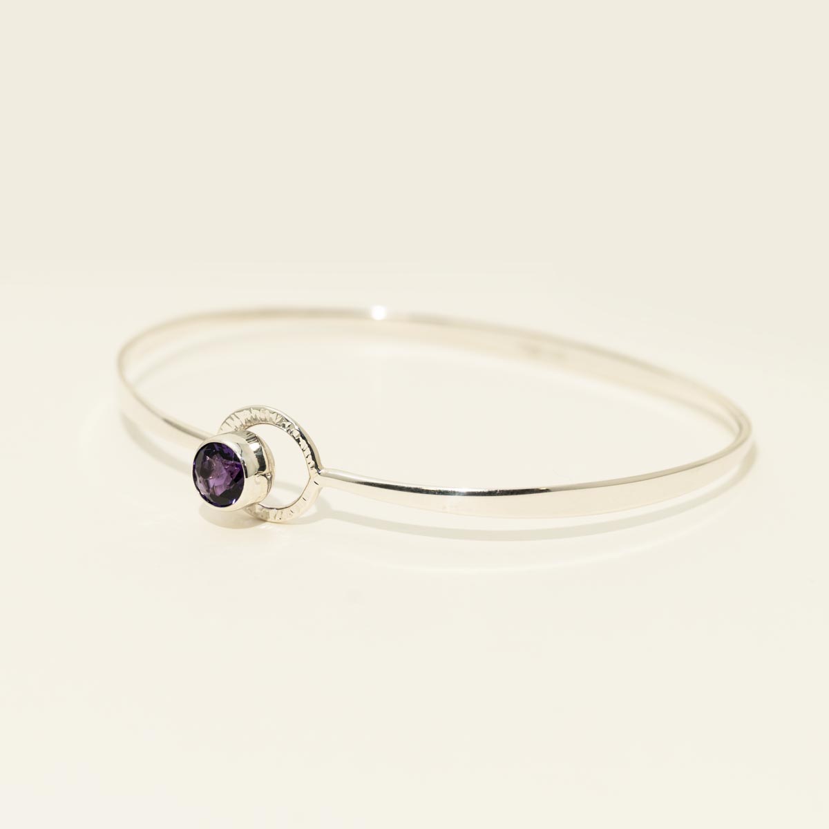 E.L. Designs Starlight Amethyst Bangle Bracelet in Sterling Silver (7 inches)
