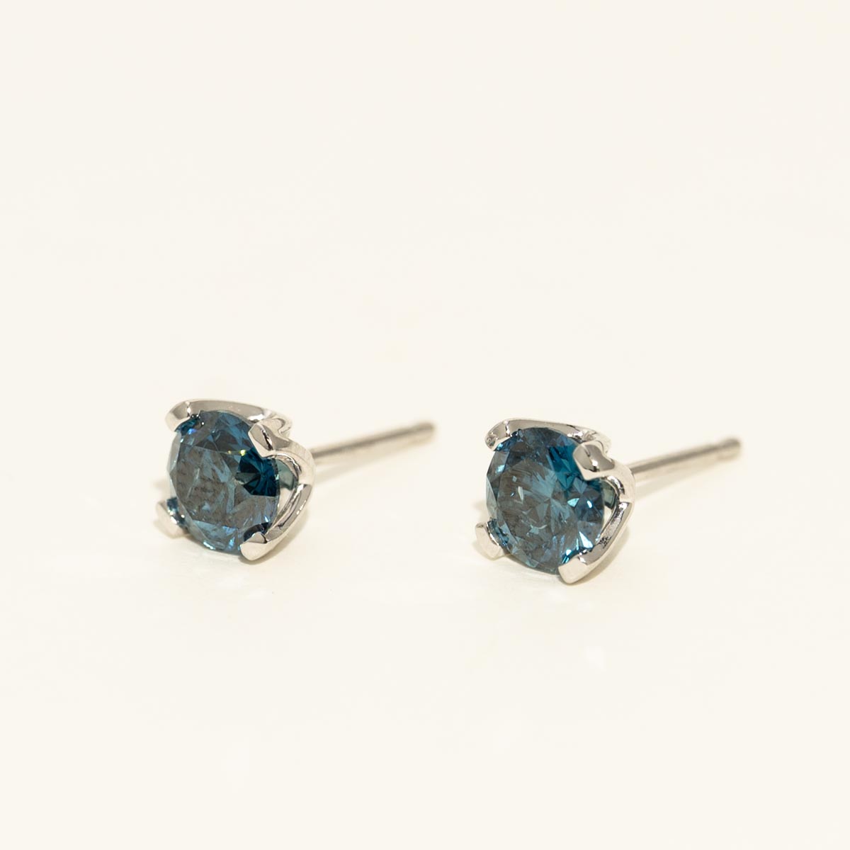 Blue Diamond Stud Earrings in 14kt White Gold (1ct tw)
