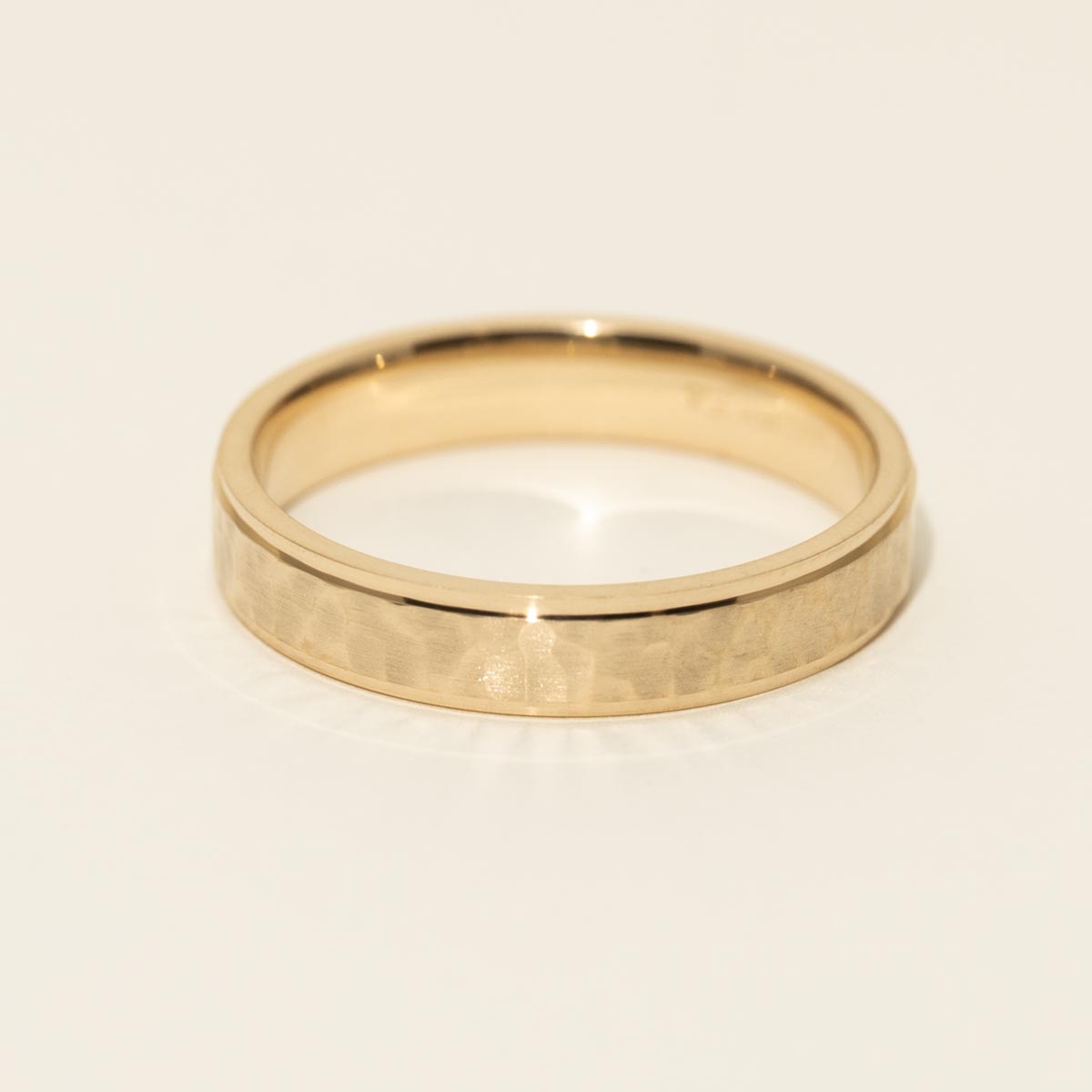Mens Hammered Wedding Band in 14kt Yellow Gold (4mm)
