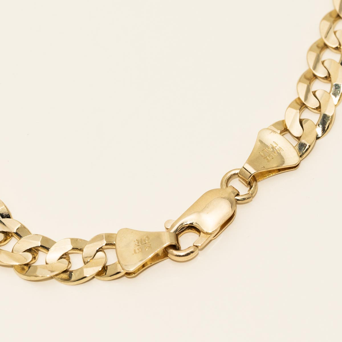Estate Curb Chain Bracelet in 14kt Yellow Gold (8 inches and 6.8mm wide)