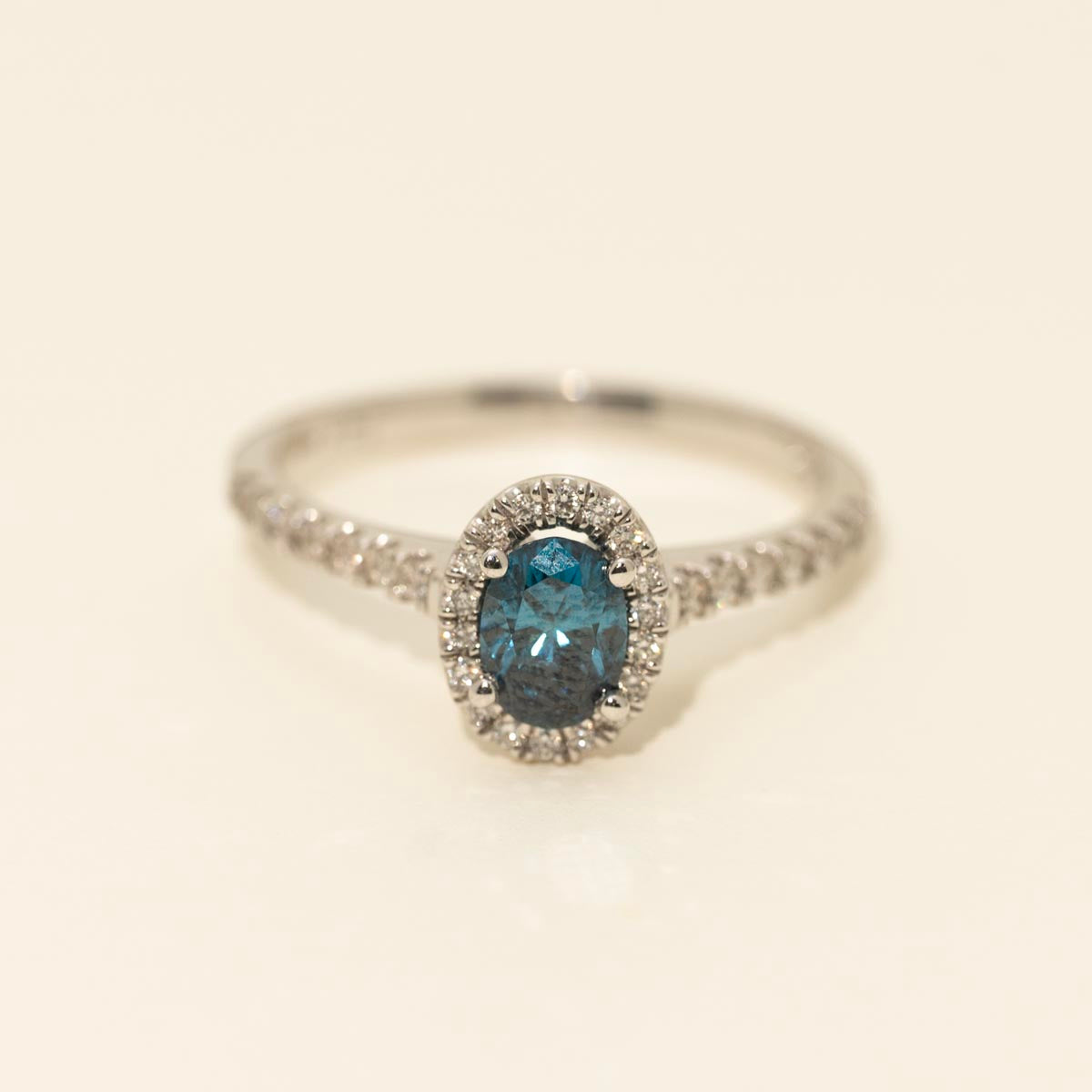 Oval Blue Diamond Halo Ring in 14kt White Gold (3/4ct tw)