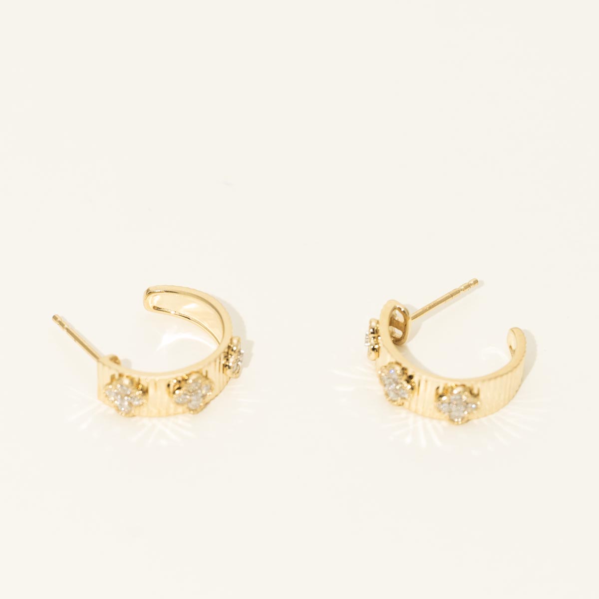 Textured Diamond Flower Hoop Earrings in 14kt Yellow Gold (1/2ct tw)