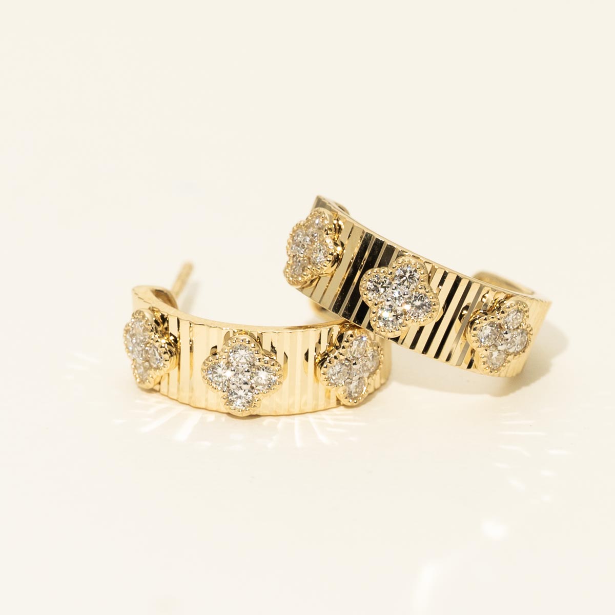 Textured Diamond Flower Hoop Earrings in 14kt Yellow Gold (1/2ct tw)