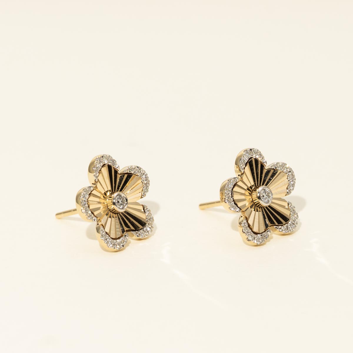 Diamond Flower Earrings in 14kt Yellow Gold (1/4ct tw)