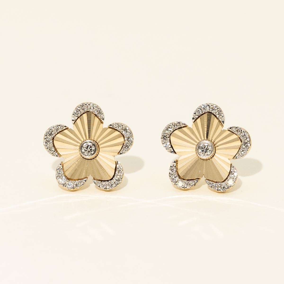 Diamond Flower Earrings in 14kt Yellow Gold (1/4ct tw)
