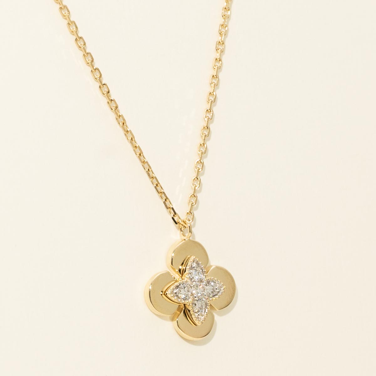 Diamond Clover Necklace in 14kt Yellow Gold (1/7ct tw)