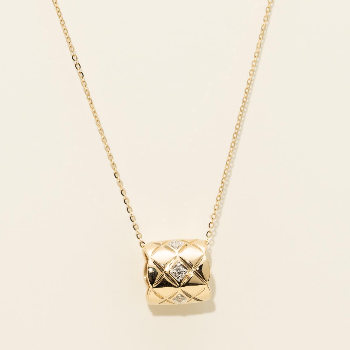 Diamond Barrel Necklace in 14kt Yellow Gold (1/10ct tw)