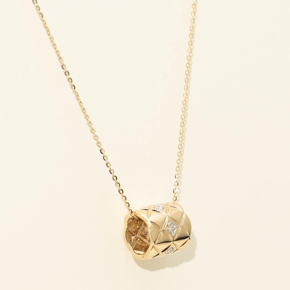 Diamond Barrel Necklace in 14kt Yellow Gold (1/10ct tw)