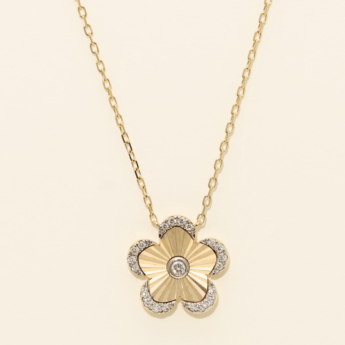 Diamond Flower Necklace in 14kt Yellow Gold (1/7ct tw)