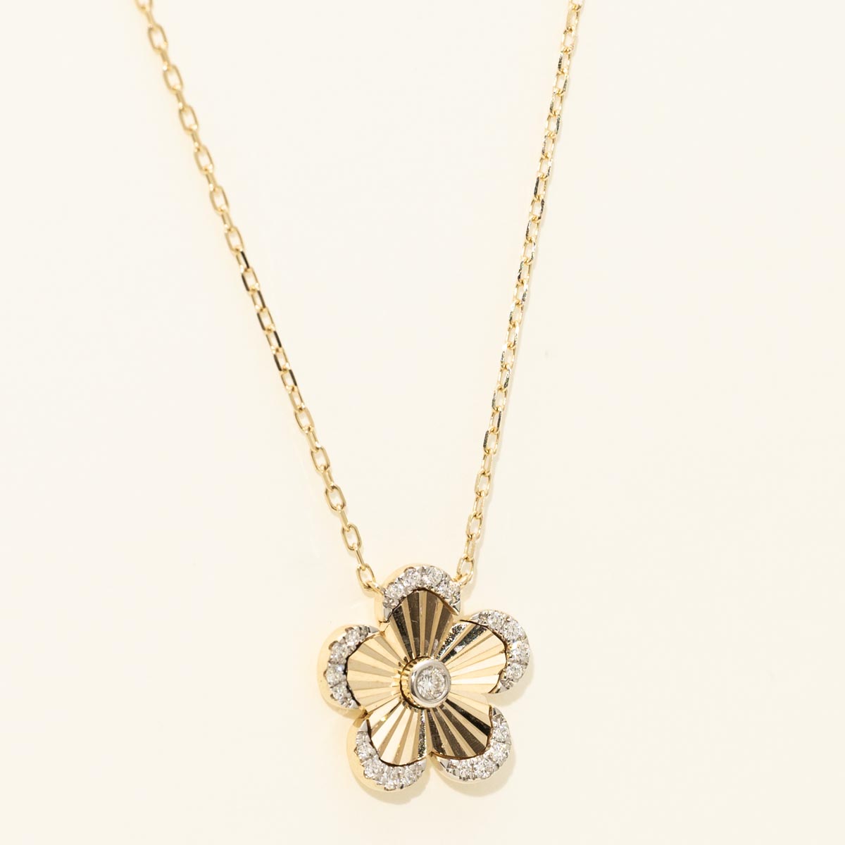 Diamond Flower Necklace in 14kt Yellow Gold (1/7ct tw)