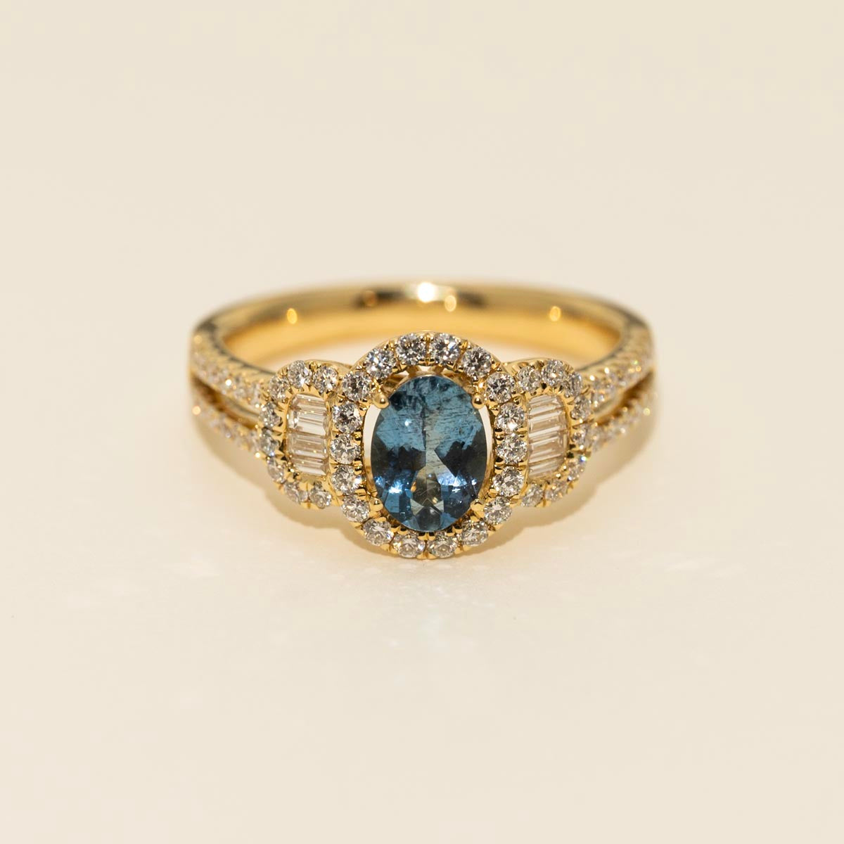 Oval Aquamarine Ring in 18kt Yellow Gold with Diamonds