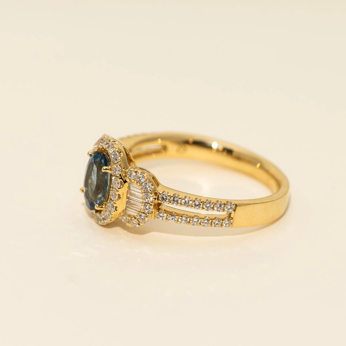 Oval Aquamarine Ring in 18kt Yellow Gold with Diamonds
