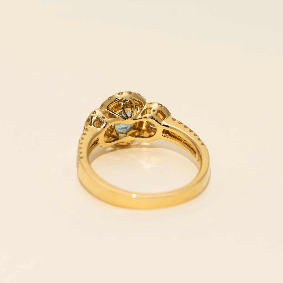 Oval Aquamarine Ring in 18kt Yellow Gold with Diamonds