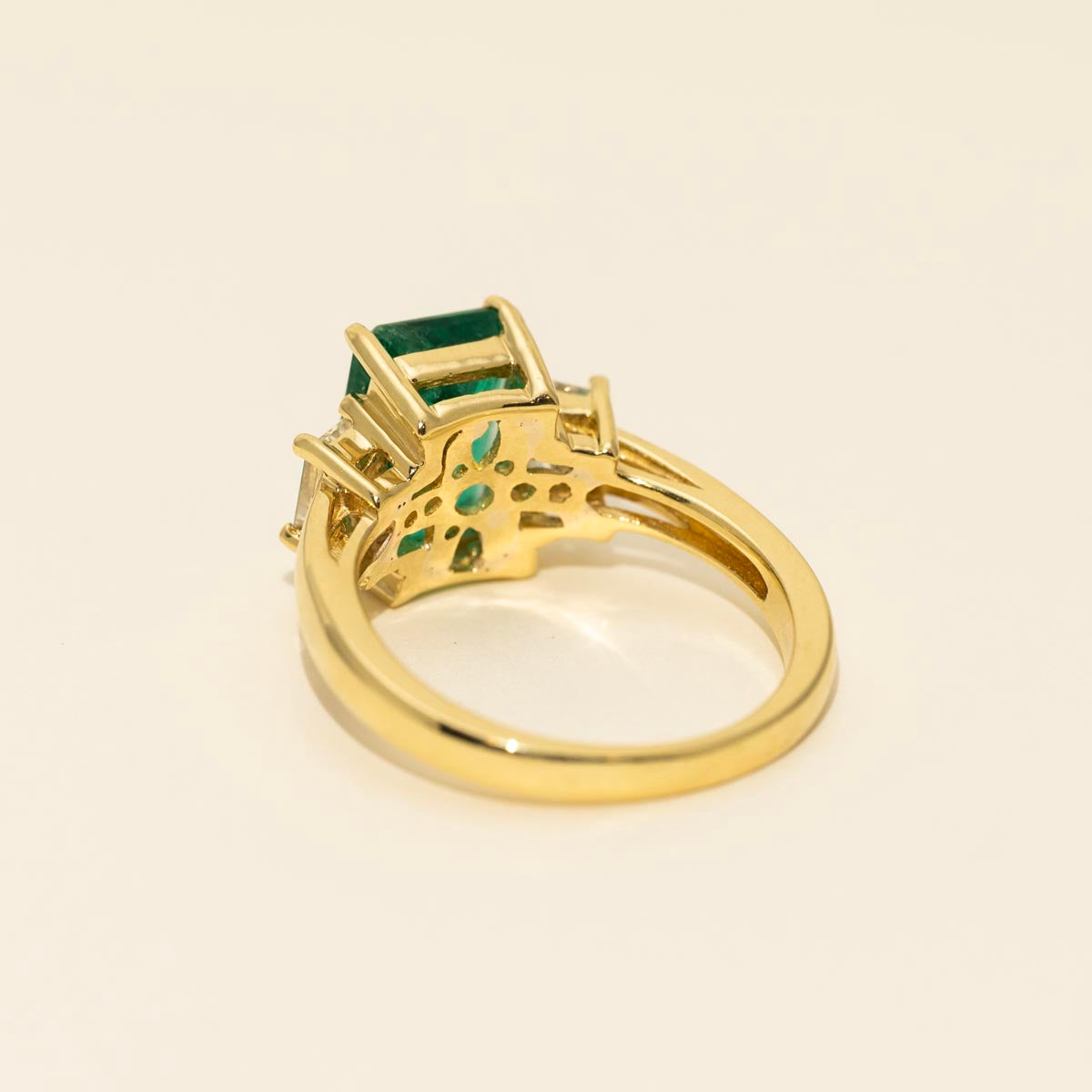 Emerald Cut Emerald Ring in 18kt Yellow Gold with Diamonds