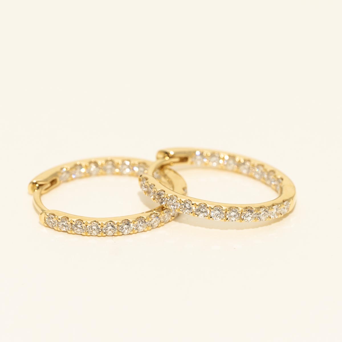 Diamond Oval Hoop Earrings in 18kt Yellow Gold (7/8ct tw)