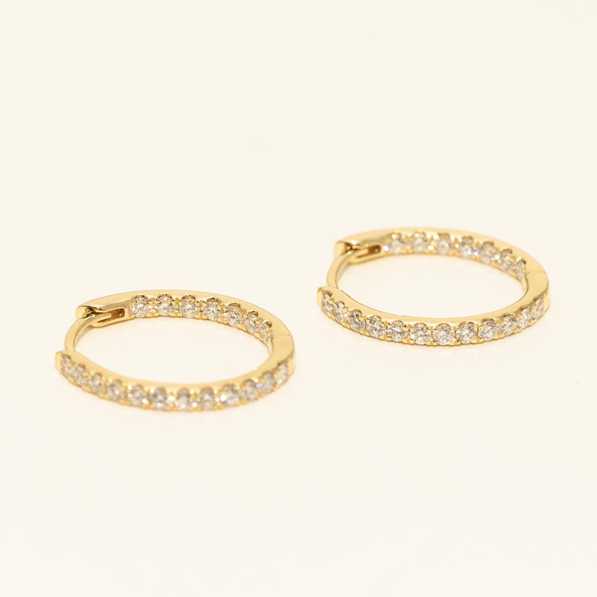 Diamond Oval Hoop Earrings in 18kt Yellow Gold (7/8ct tw)