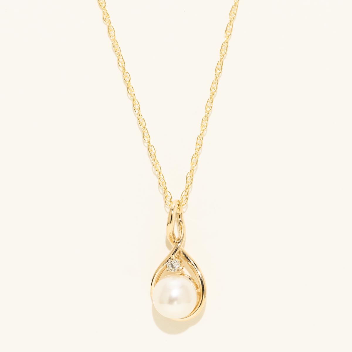 Akoya Pearl Necklace in 14kt Yellow Gold with Diamonds (6mm pearl)