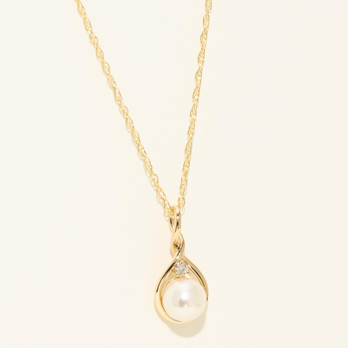 Akoya Pearl Necklace in 14kt Yellow Gold with Diamonds (6mm pearl)