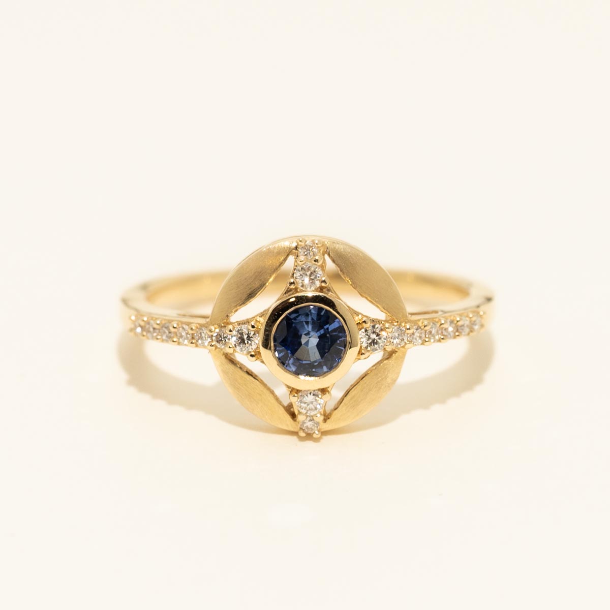 Sapphire Ring in 14kt Yellow Gold with Diamonds