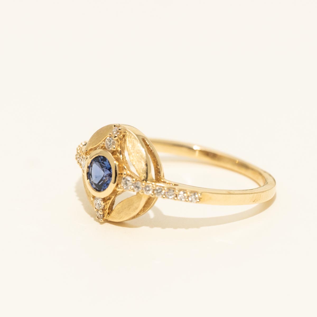 Sapphire Ring in 14kt Yellow Gold with Diamonds